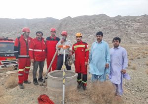 آتش نشانان با تلاش یک ساعته موفق به برگرداندن کودک ۶ ساله مفقود شده به آغوش خانواده اش شدند