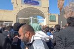 فیلم تجمع مردم سیستان همزمان با سفر معاون اول رییس جمهور مقابل فرمانداری زابل