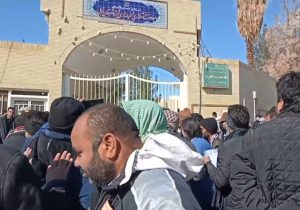 فیلم تجمع مردم سیستان همزمان با سفر معاون اول رییس جمهور مقابل فرمانداری زابل