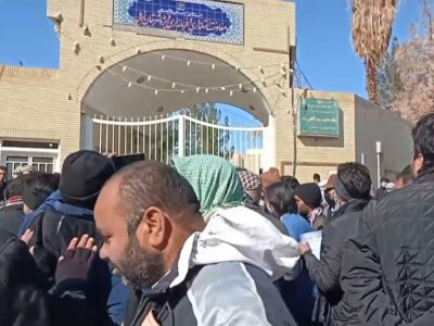 فیلم تجمع مردم سیستان همزمان با سفر معاون اول رییس جمهور مقابل فرمانداری زابل