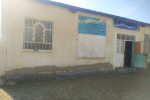 در روستای بیر سفلی حدود ۱۰۰ نفر دانش آموز در یک فضای اموزشی دو کلاسه فرسوده ساماندهی شدند