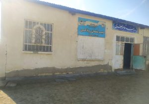 در روستای بیر سفلی حدود ۱۰۰ نفر دانش آموز در یک فضای اموزشی دو کلاسه فرسوده ساماندهی شدند