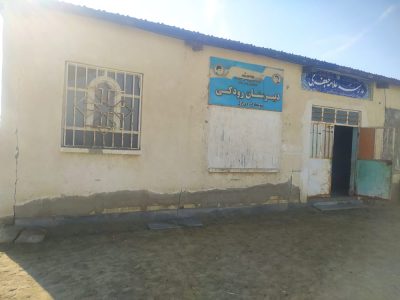 در روستای بیر سفلی حدود ۱۰۰ نفر دانش آموز در یک فضای اموزشی دو کلاسه فرسوده ساماندهی شدند