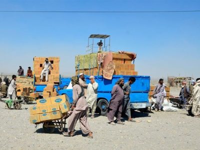 بازارچه مرزی «شاهگل» سیستان آغاز به کار کرد/ ورود اولین محموله کولبری از طریق این بازارچه