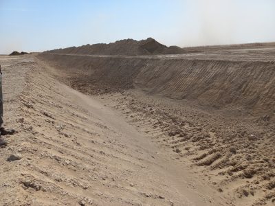 کانال احداث شده در بستر هامون سابوری و خاکریزهای طرفین را مالچپاشی کنید