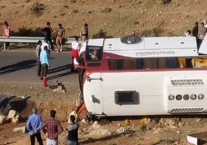 اتوبوس مسافری در مسیر بم- زاهدان واژگون شد