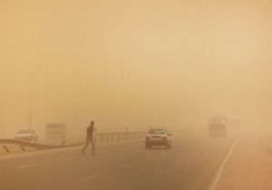 توفان شن جاده کرمان – زاهدان را مسدود کرد