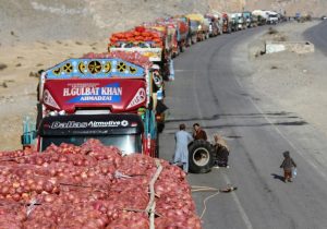 مسدود ماندن گذرگاه تورخم توسط پاکستان برای چهارمین روز و اعتراض رانندگان افغان