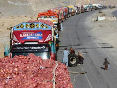 مسدود ماندن گذرگاه تورخم توسط پاکستان برای چهارمین روز و اعتراض رانندگان افغان