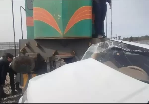 جزئیات برخورد خودرو با لوکوموتیو در گذرگاه زیباشهر زاهدان 