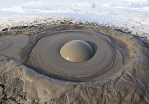 بزرگترین گل‌فشان کشور در سیستان و بلوچستان فوران کرد/ جاذبه‌ای خاص در ایام نوروز