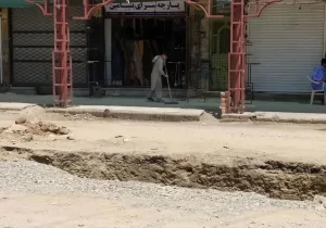 خاک پَرانی کاسبان چهار راه رسولی زاهدان و دست اندازهای مسیر مشتریان/ یکی از کاسبان: تا ورشکسته نشویم این پروژه تمام نمی شود