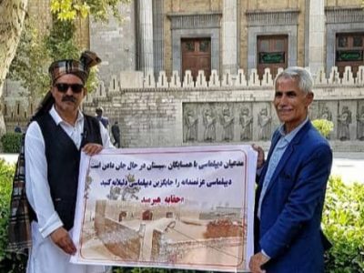 اعتراض چند شهروند مقابل وزارت خارجه