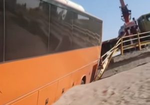 سانحه اتوبوس زائران پاکستانی ۵۰ مصدوم برجای گذاشت