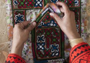 نگاهی به هنر سوزن‌دوزی بلوچی و نقش آن در مد پایدار