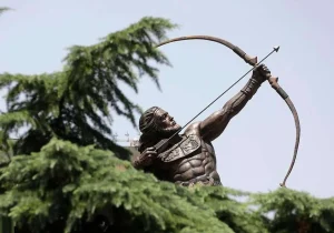 روزنامه شرق: نصب نماد آرش کمانگیر در شهر یعنی اینکه بعد از ۴۵ سال فهمیدیم هویت ملی ایرانی مهم است