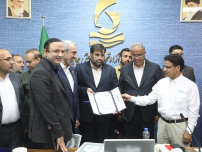 امضای تفاهمنامه احداث ۱۰۰۰ کلاس درس در سواحل مکران با حضور وزیر اقتصاد و دارایی