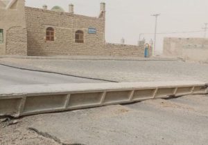 سقوط ۱۶ اصله پایه شبکه برق شهرستان هیرمند بر اثر باد و طوفان