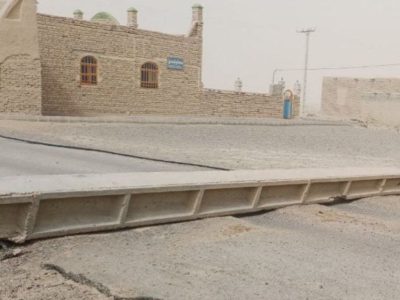 سقوط ۱۶ اصله پایه شبکه برق شهرستان هیرمند بر اثر باد و طوفان